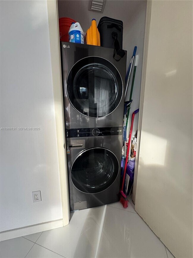 Building Photo - 15811 Collins Ave