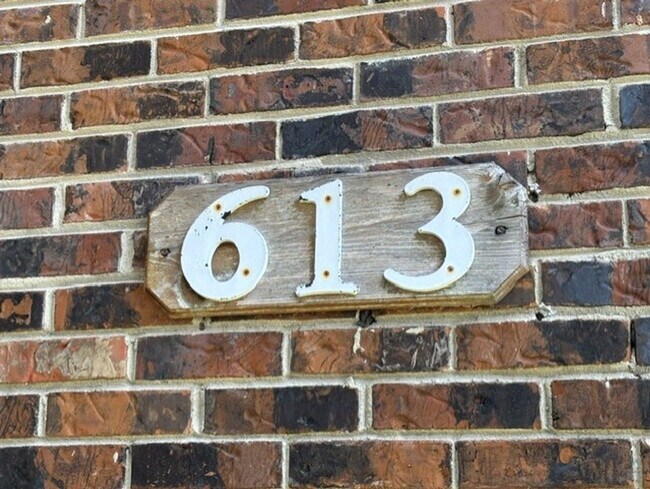 Building Photo - 613 Colonial Dr