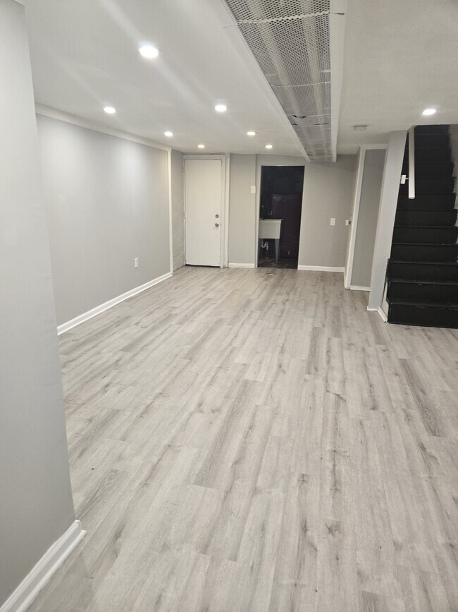 Building Photo - 264 Linton St