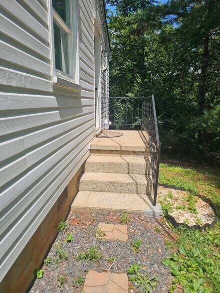 Building Photo - 259 Lakeview Dr