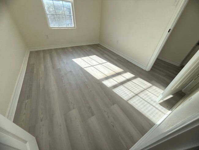 Building Photo - Townhome Near Retama Park...No Carpet.