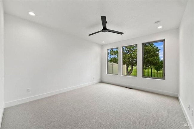 Building Photo - AstoriaTownHome