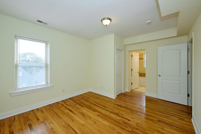 Building Photo - 5014 N Harding Ave
