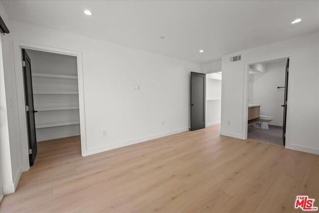 Building Photo - 849 N June St