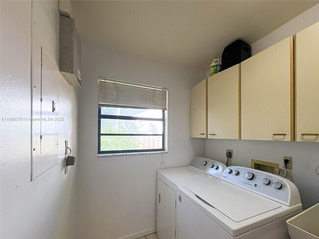 Building Photo - 730 Daffodil Dr