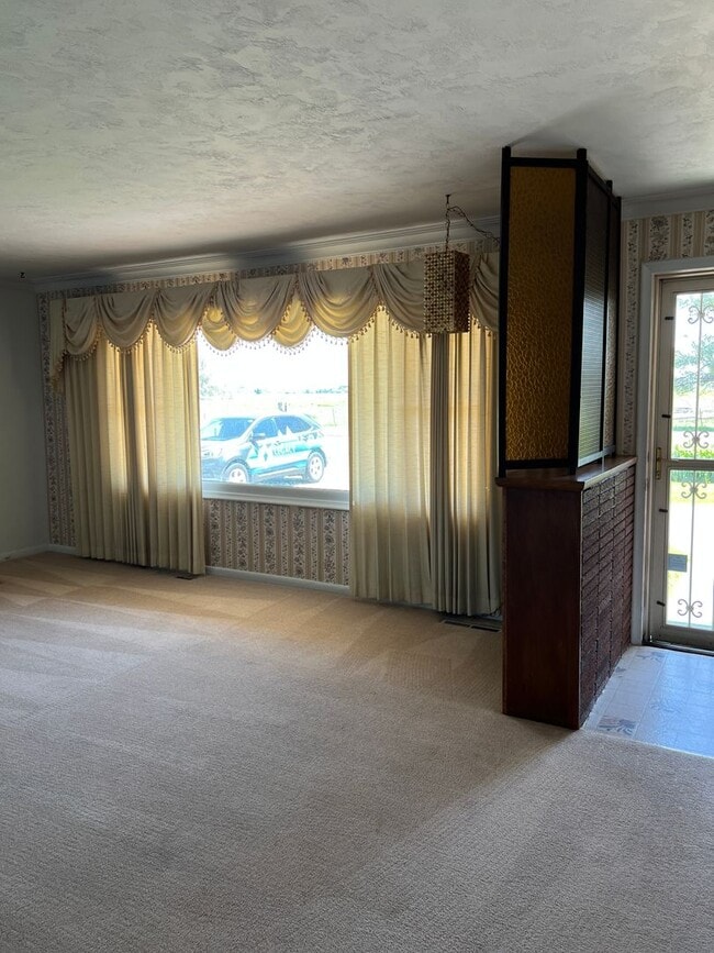 Building Photo - Charming 4-Bed, 1.5-Bath Home on the Outsk...