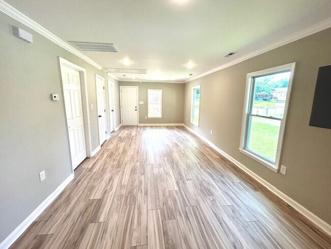 Building Photo - Charming 2 Bedroom Home in North Huntsvill...