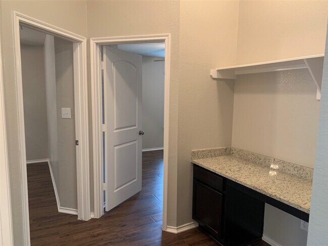 Building Photo - 1929 Briar Grove Dr