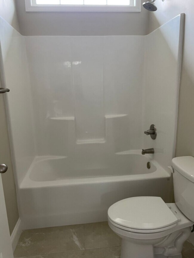 Building Photo - 4 Bedroom/3.5 Bath Home in North Lowndes C...