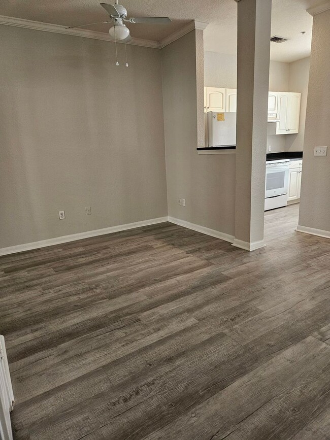 Building Photo - Beautiful large studio, private balcony overlooking pool!