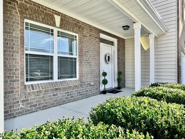 Building Photo - 4-Bedroom Home Ready 07-10-26!! Gourmet Kitchen - Fenced Backyard - Pet Friendly!