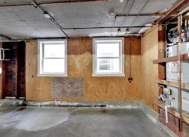 Building Photo - Expansive Top-Floor Richmond Flat | 2BD + Sunroom | Parking Included | Nearly 1,900 Sq. Ft.
