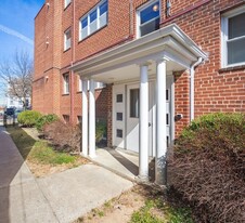 Building Photo - 526 Kenyon St NW