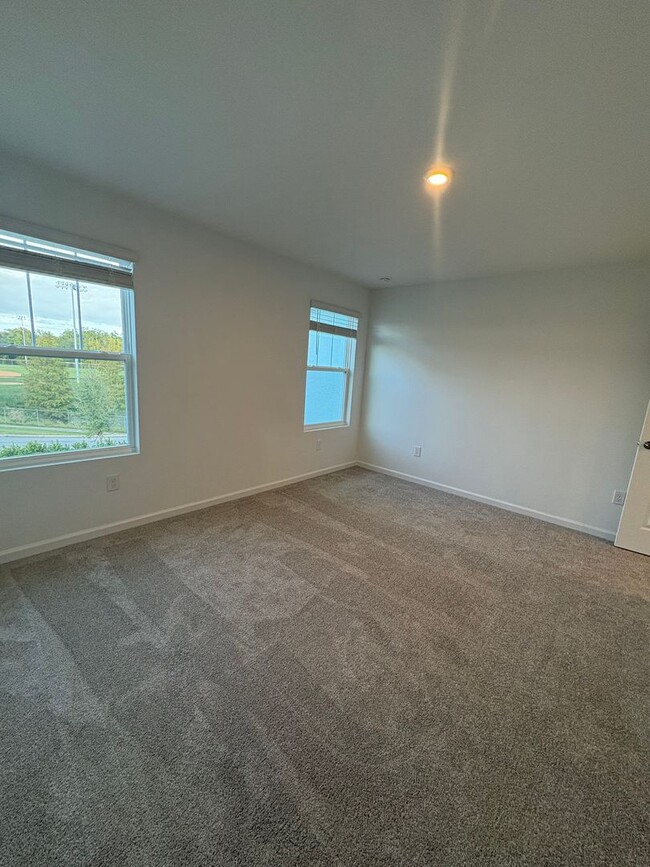 Building Photo - Modern 3-Bed, 3-Bath Townhome in Winter Sp...