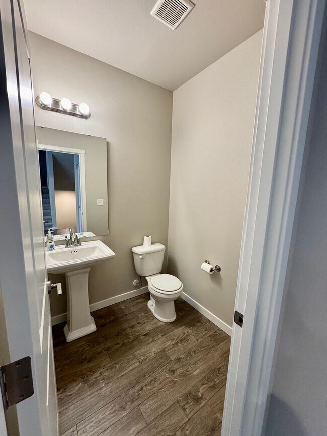 Building Photo - Village Crest Townhome!!!
