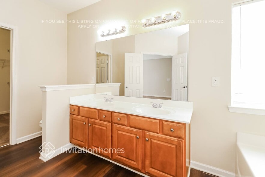 Building Photo - 2201 Baggins Ln