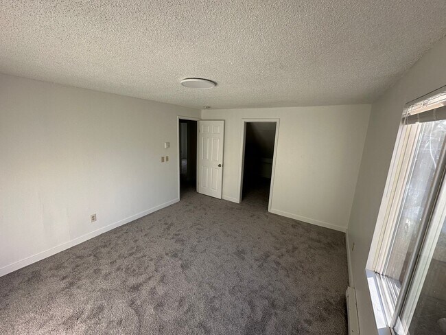 Building Photo - 804814-814 SE Cochran Dr