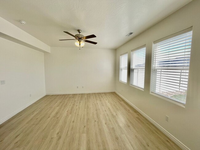 Building Photo - Adorable 3-Bedroom Townhome with 2-Car Gar...