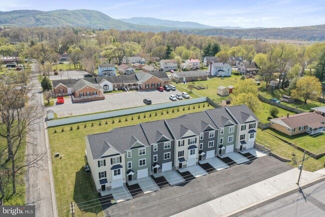 Building Photo - 320 W 11th St