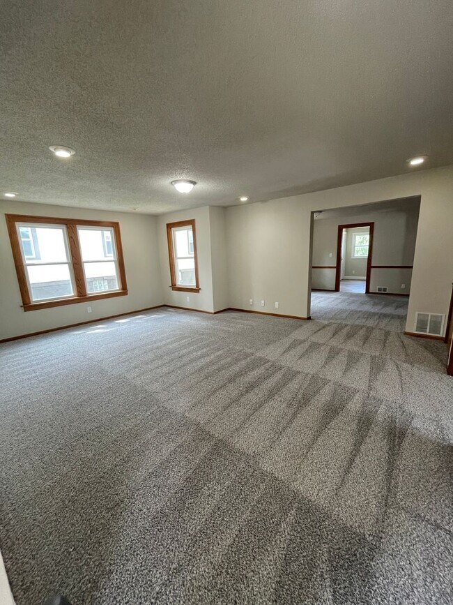 Building Photo - Remodeled 3 Bedroom , 1 Bath Home!