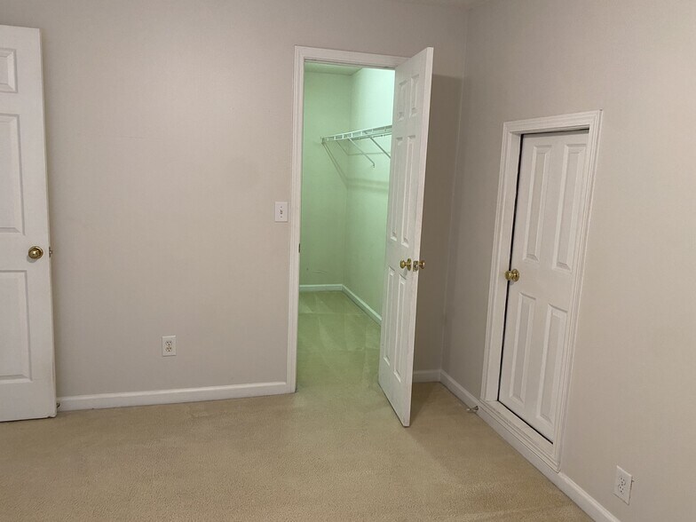 Building Photo - 2706 Cottesford Dr SE