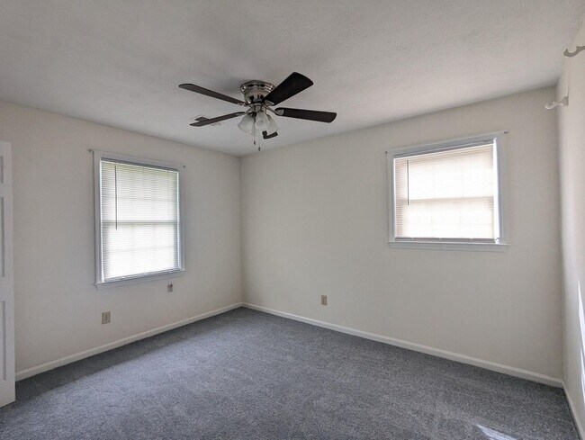 Building Photo - Ranch Style 3BD/ 2 Bath - Fully Fenced In!