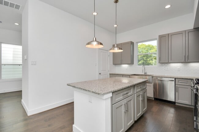 Building Photo - 420 Janisch Rd