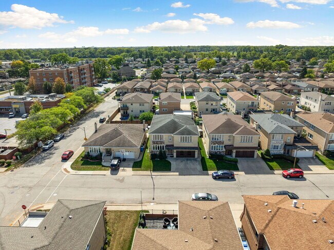 Building Photo - 8427 W Windsor Ave