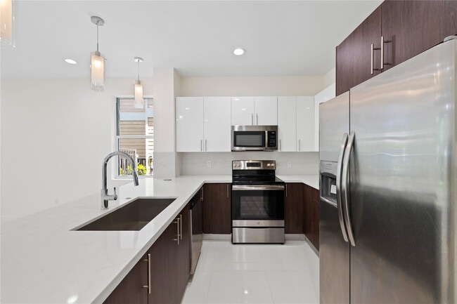 Building Photo - 1430 SW 4th Ave