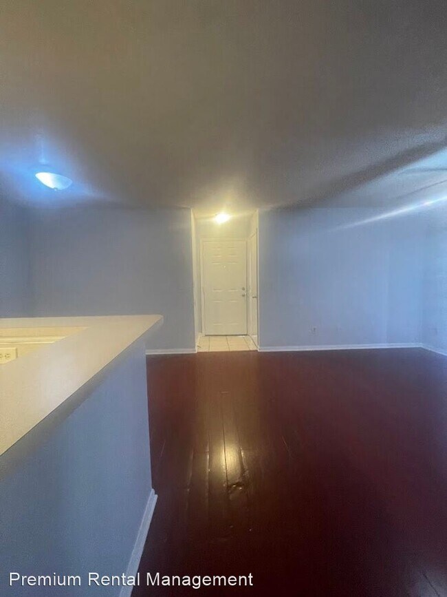 Building Photo - 2 br, 1 bath House - 6118 Westgate Dr #104