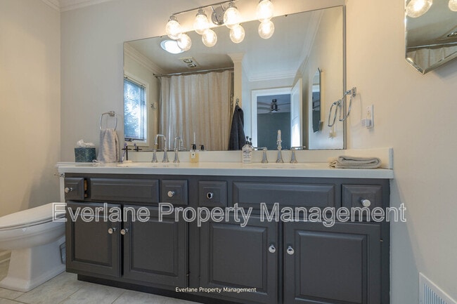 Building Photo - 499 W Main St