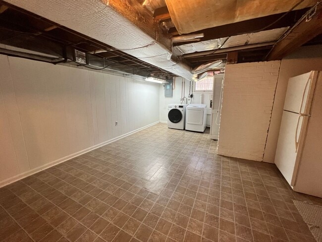 Building Photo - Stunning 4 BR/2.5 BA Single-Family Home in...