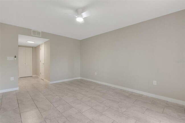 Building Photo - 2 Bed 2 Bath Unfurnished Condo - Sarasota