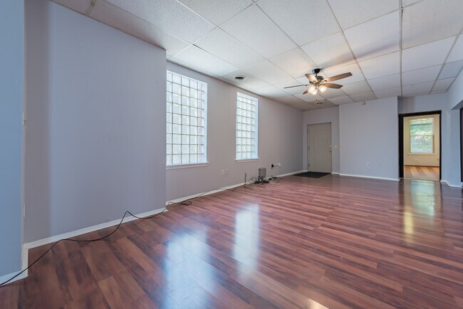 Building Photo - 104 N Graham St