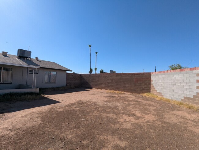 Building Photo - 563 N Santa Anna