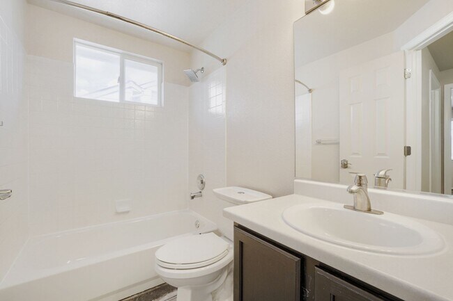 Building Photo - Evolve Real Estate: Meticulously Upgraded 4 Bed 3.5 bath Entertainers Dream - Available NOW!