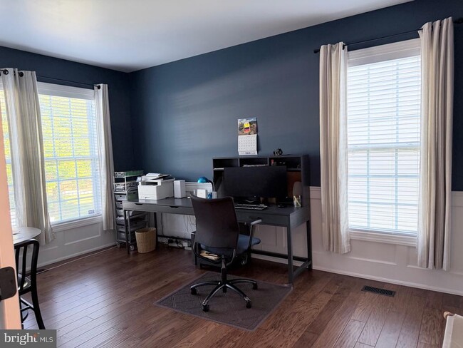 Building Photo - 2450 Transom Pl