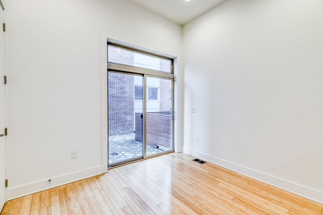 Building Photo - 919 N 5th St
