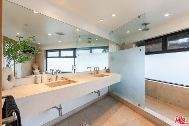 Building Photo - 8634 Franklin Ave