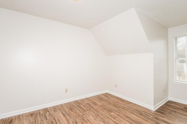 Building Photo - 5530 Oak Branch Cir N