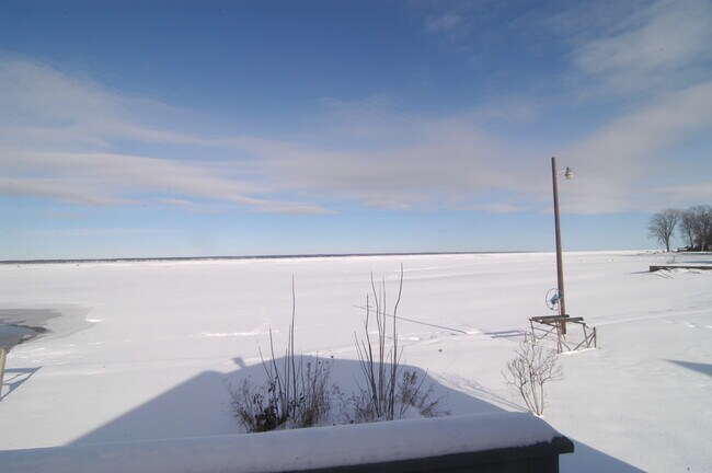 Building Photo - 7099 Lakeshore Rd