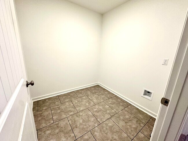 Building Photo - 822 Goodale Dr