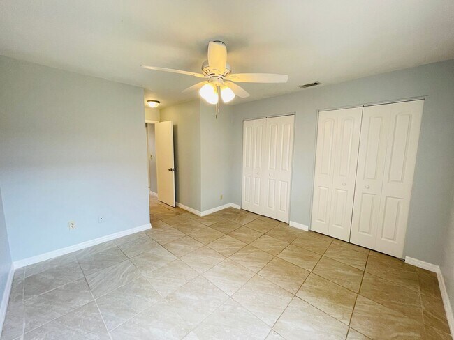 Building Photo - Charming 3 Bedroom, 2 Bathroom Home in Orlando! Only 20 Minutes from Disney World!! Ready For mov...