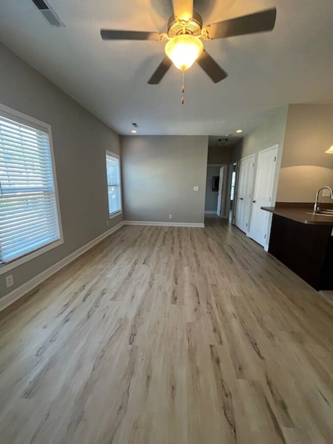 Building Photo - Beautiful modern upstairs condo with 2 full baths! Pet-friendly, with generous parking!