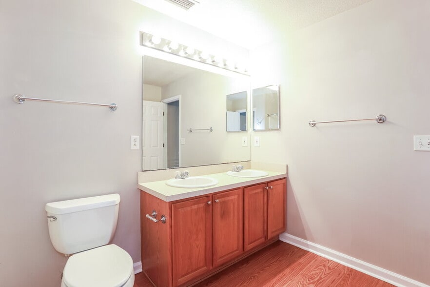 Building Photo - 11311 Justin Oaks Dr N