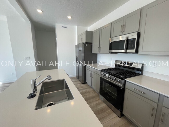Building Photo - 1605 W Charmer Ln