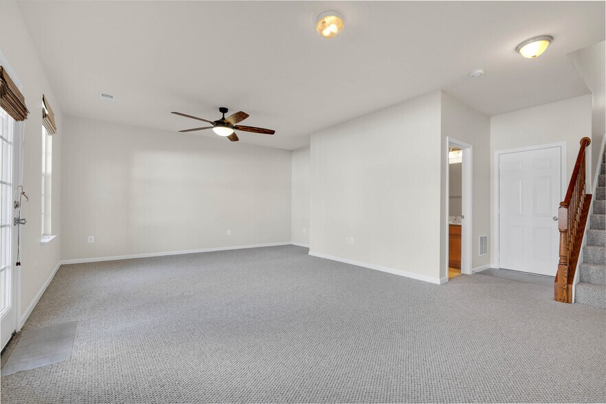 Building Photo - 6 Lamplighter Ln