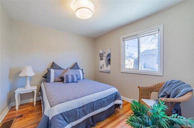 Building Photo - Nicely Remodeled 2 bedroom Bungalow.