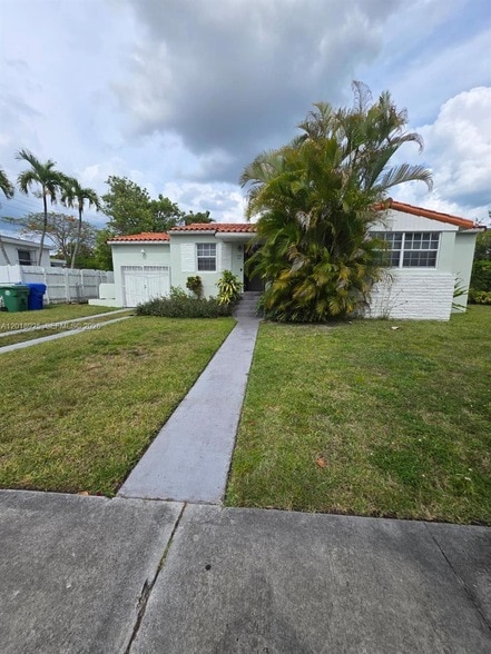 Building Photo - 1611 Coral Gate Dr