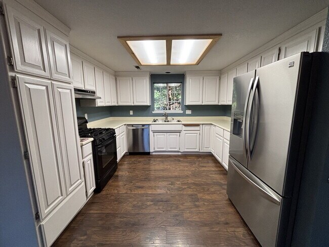 Building Photo - 3 bedroom home on community pond - great fishing!